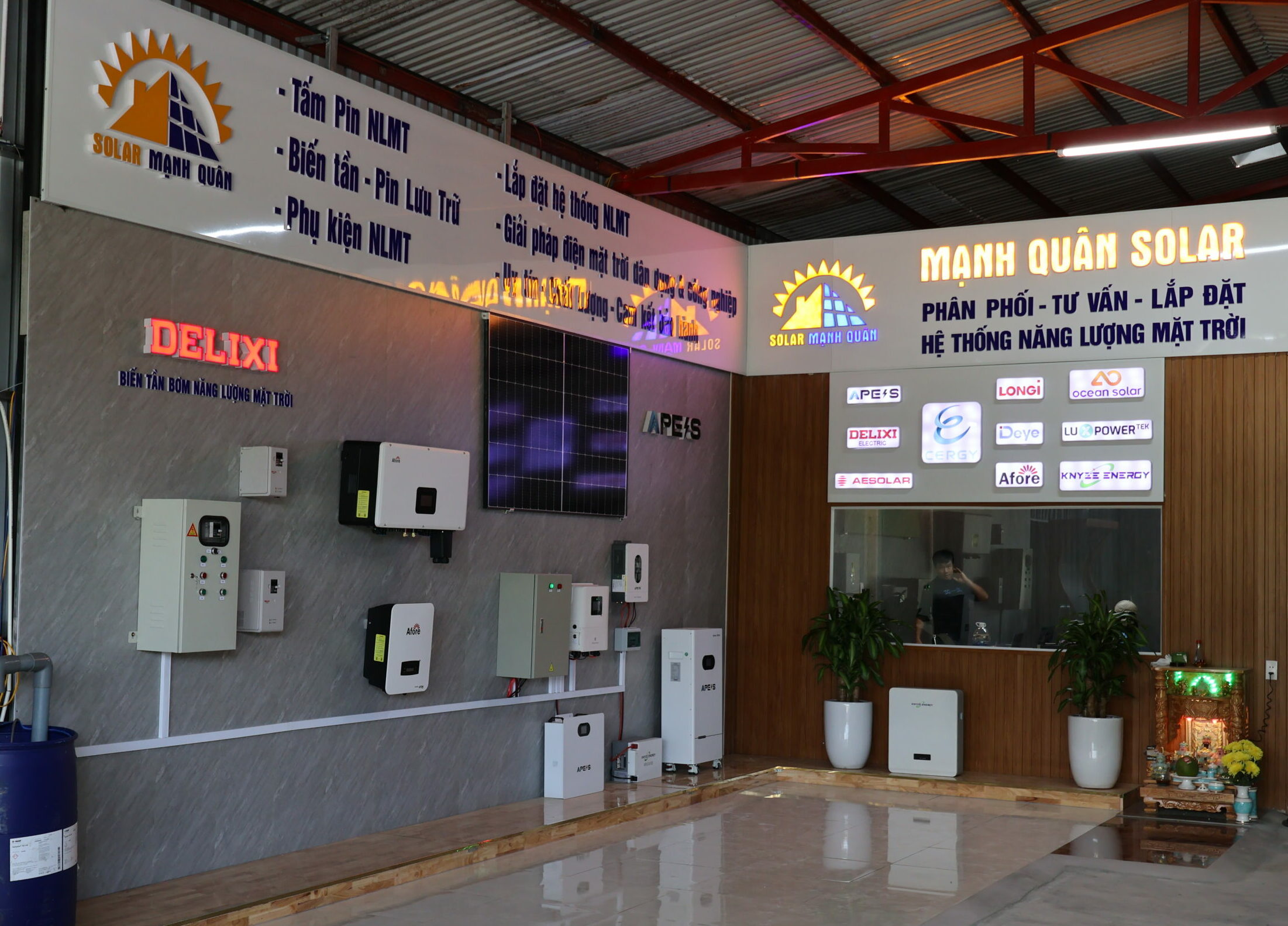 Các sản phẩm biến tần và tấm pin năng lượng mặt trời Delixi tại showroom Mạnh Quân Solar 