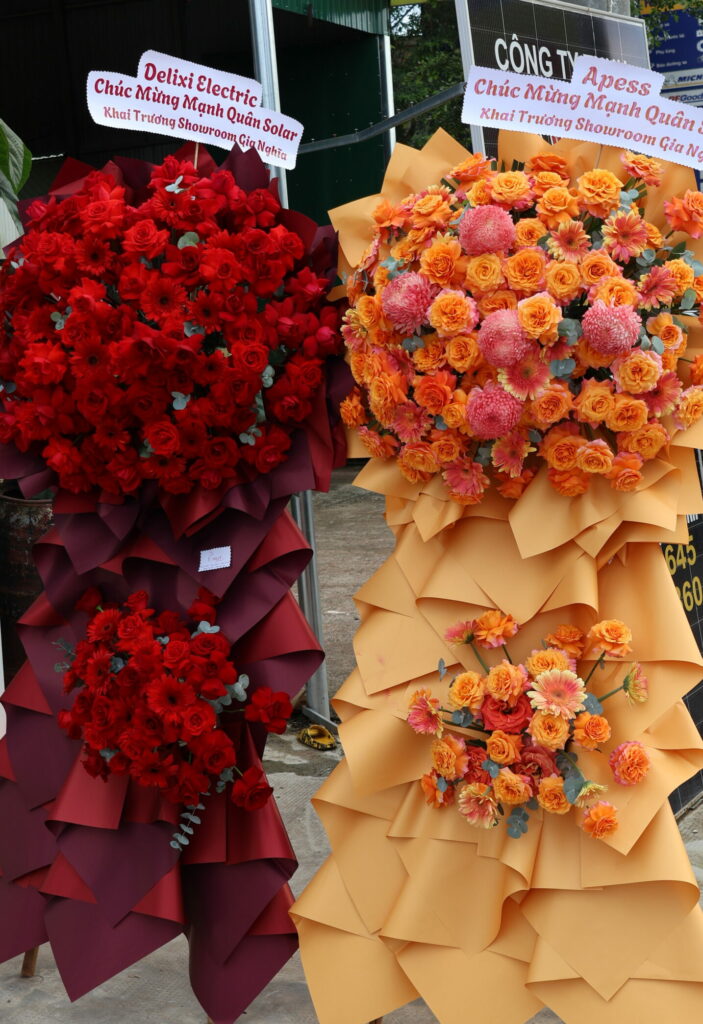 Cổng hoa chúc mừng khai trương Showroom Mạnh Quân Solar từ Delixi Electric và Apess.