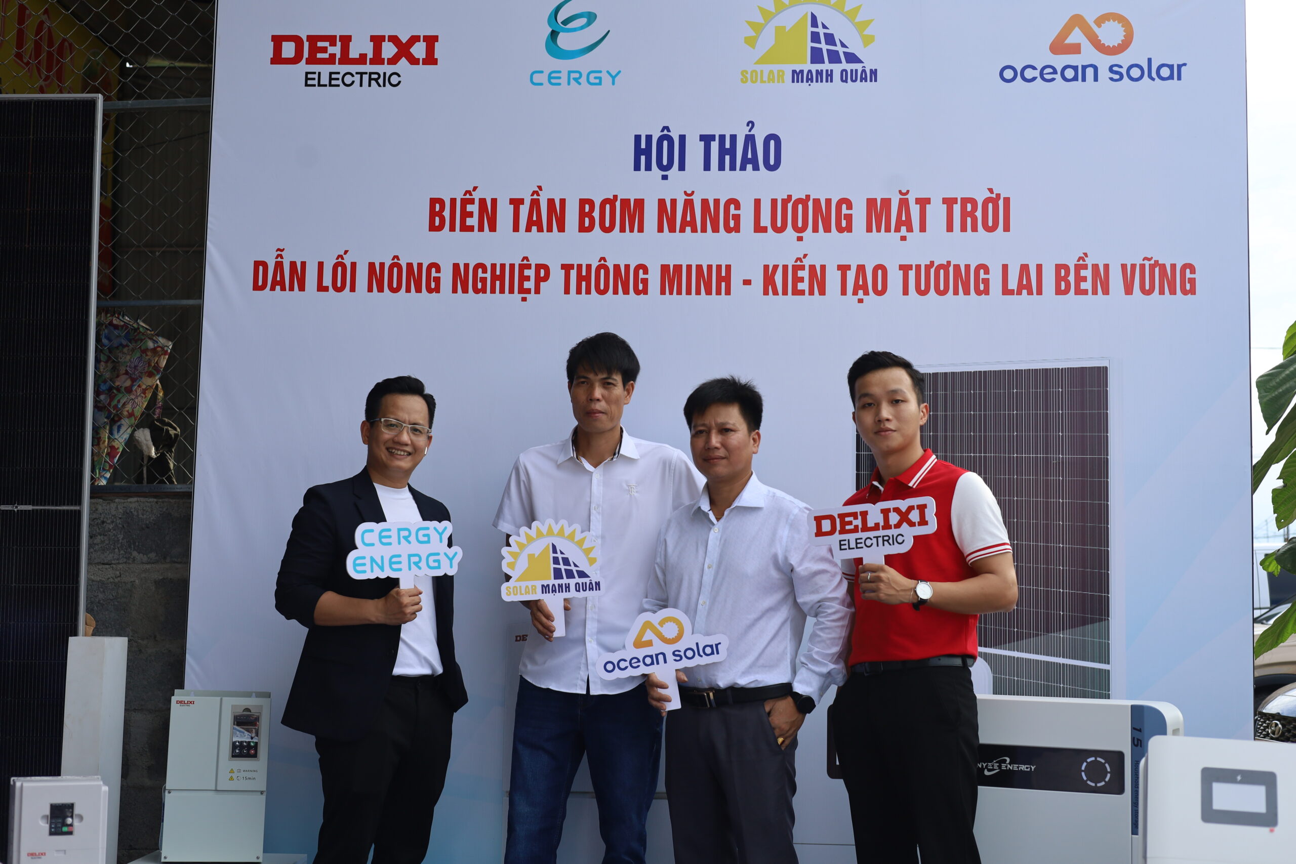 Bốn đại diện của các công ty Cergy, Delixi Electric, Solar Mạnh Quân và Ocean Solar chụp ảnh lưu niệm tại sự kiện, thể hiện sự hợp tác giữa các đối tác chính.