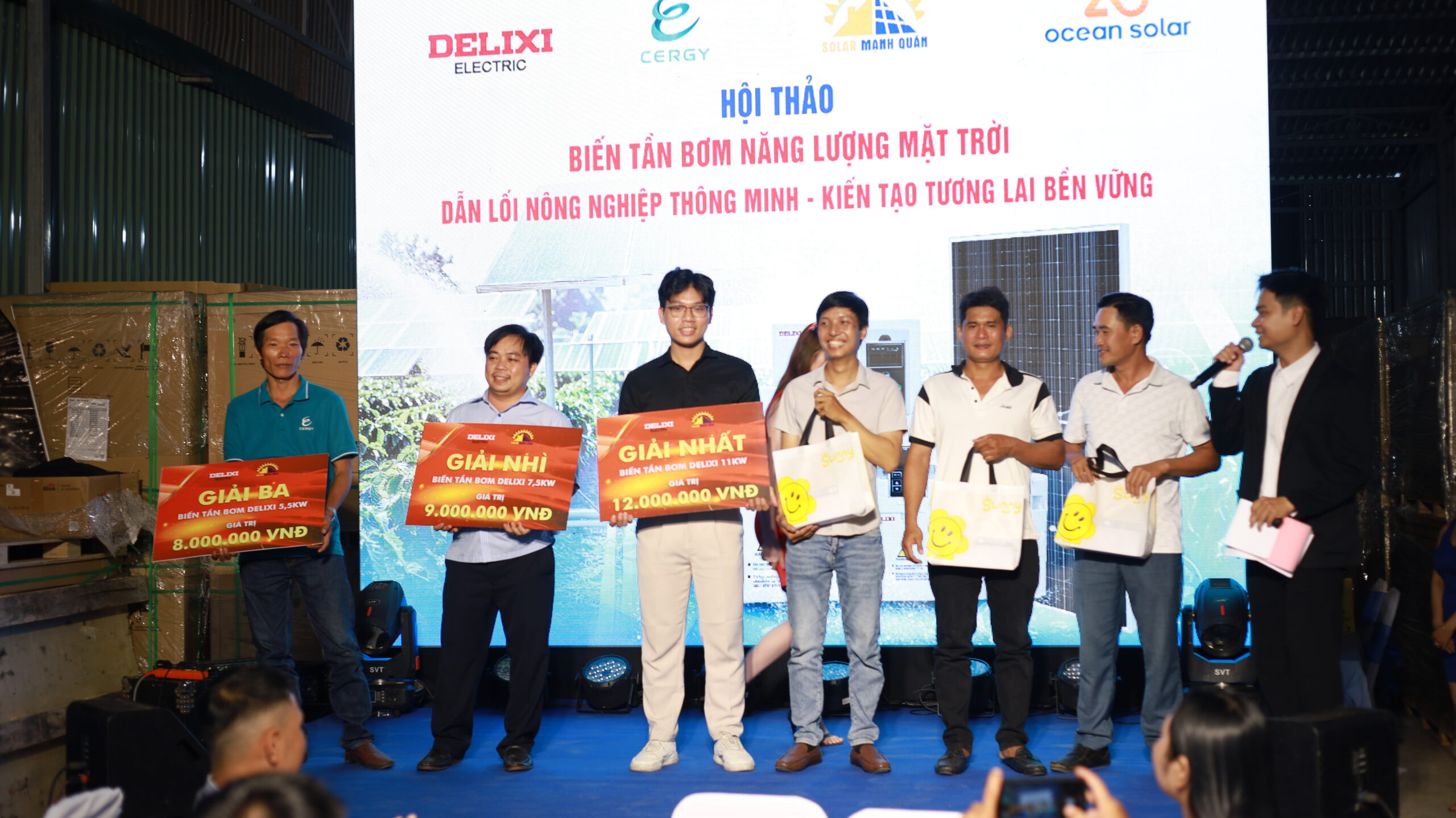 Hình ảnh trao giải bốc thăm may mắn cho khách hàng ở đây. Mô tả ảnh: Trao giải thưởng biến tần bơm Delixi cho khách hàng may mắn tại hội thảo