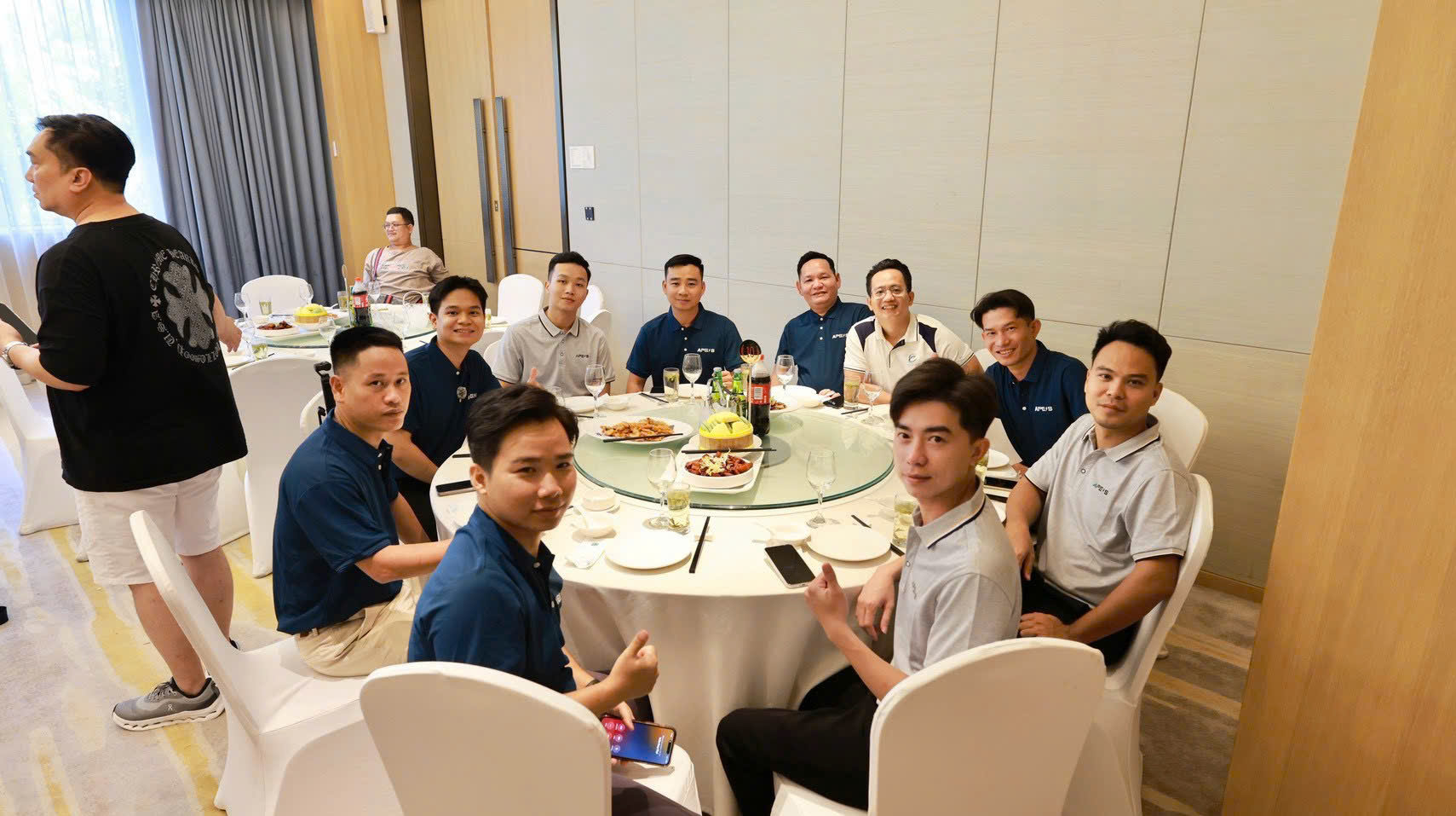 Cergy ăn tiệc tại Trung Quốc