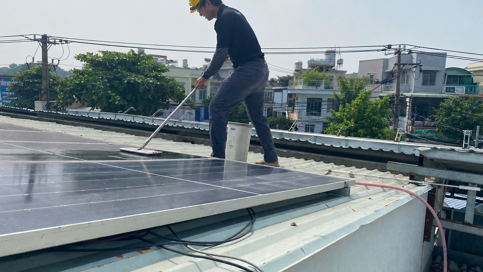 Tại Sao Cần Vệ Sinh Tấm Pin Định Kỳ?