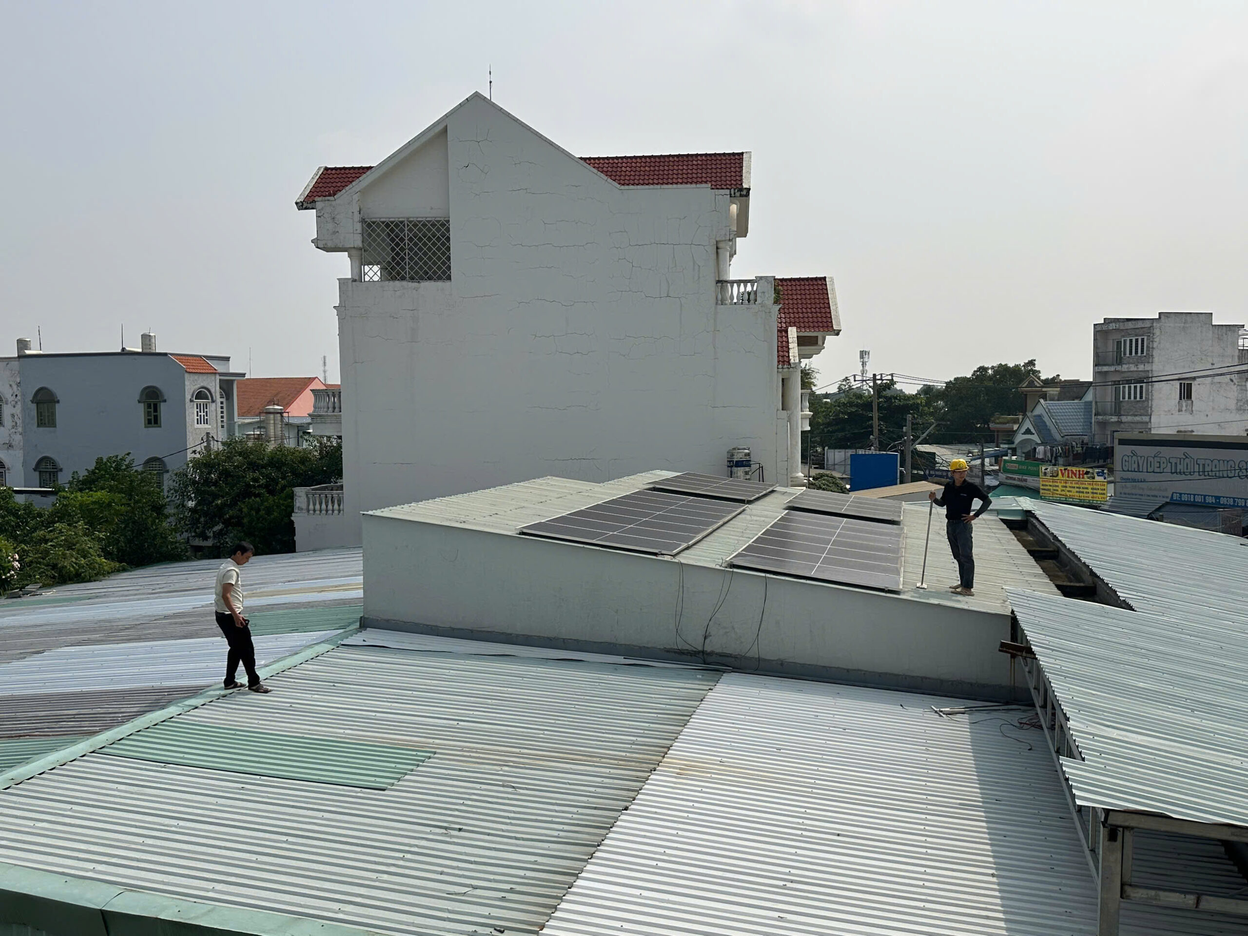 Vệ sinh tấm pin năng lượng mặt trời