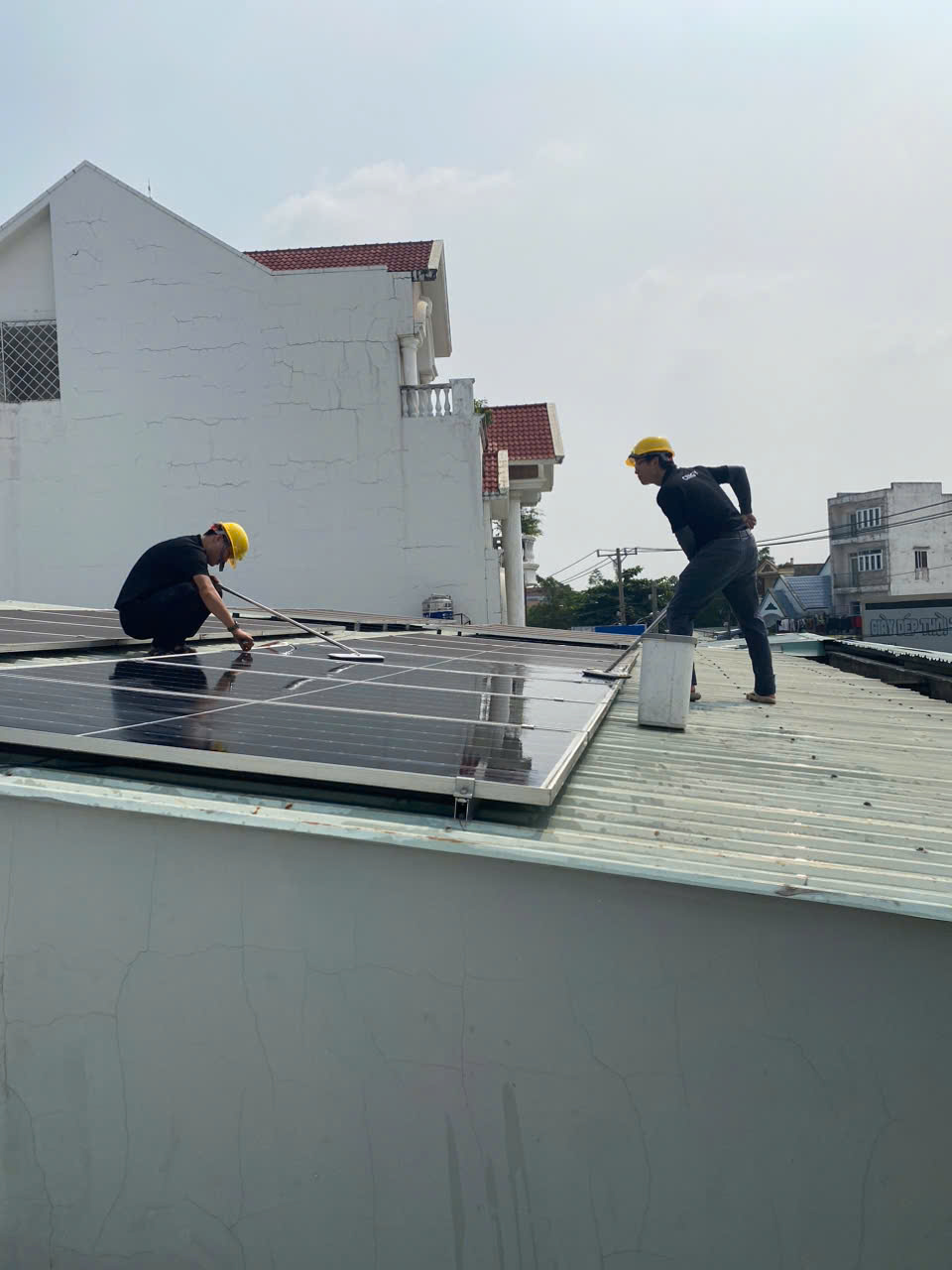 TẠI SAO CẦN PHẢI VỆ SINH TẤM PIN ĐỊNH KỲ?