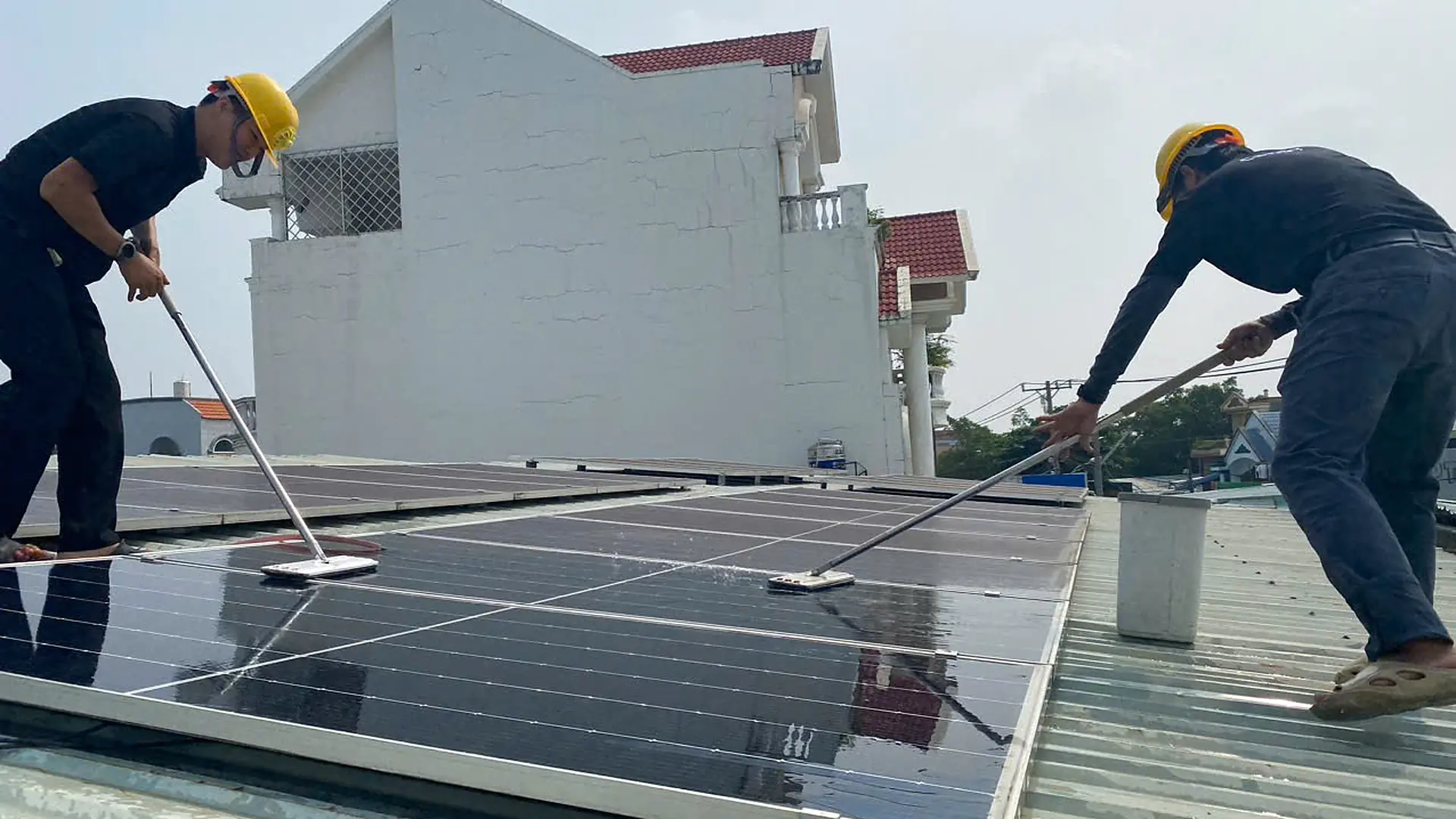 Vệ sinh tấm pin định kỳ